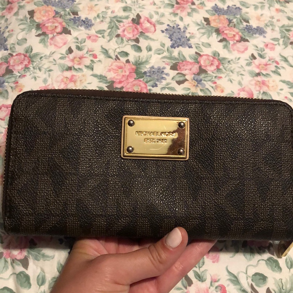 Michael kors wallet. Offers are welcomed